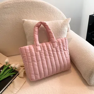 Sac cabas rembourré rose matelassé avec rayures verticales et anses souples pour femme