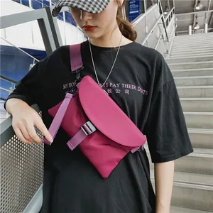 Sac bandoulière urbain en magenta et violet pour un look décontracté et tendance