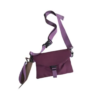 Sac de poitrine violet tendance avec bandoulière réglable et fermeture à boucle