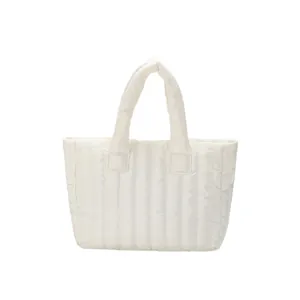 Sac fourre-tout matelassé blanc à texture rembourrée souple et rayures verticales