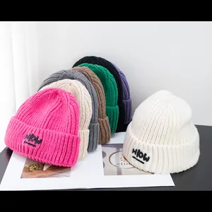 Schicke Strickmützen in vielen Farben mit stylischem HIOW-Logo-Patch für den Winter