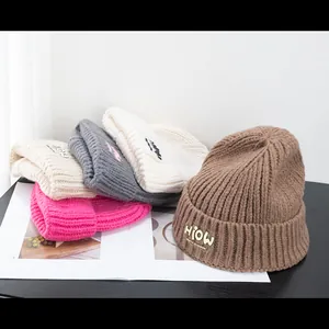 Nahaufnahme der gerippten Strickmützen in verschiedenen Farben mit HiOW-Logo