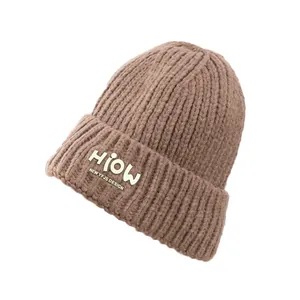 Braune gerippte Strickmütze mit weißem HIOW-Schriftzug für Wärme im Herbst und Winter