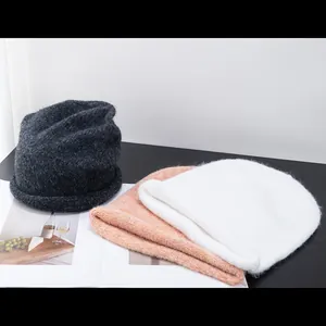 Détails de bonnets en maille style alpaga en gris, rose et blanc avec texture douce