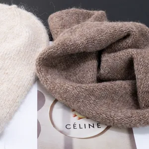 Bonnets chics en mélange d'alpaga crème et café avec une texture en maille pelucheuse