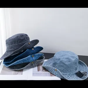 Chapeau de pêcheur cowboy neutre en denim délavé avec coutures blanches et boucle métal