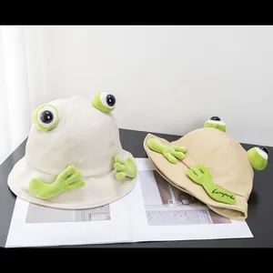 Dettaglio dei cappelli alla pescatora rana in beige e kaki con trama in tela di cotone
