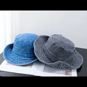 Détail de bobs en denim bleu et gris avec surpiqûres multiples et accents de boutons en métal