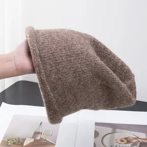 Détail de la texture en maille élastique du bonnet souple en laine d'alpaga douce