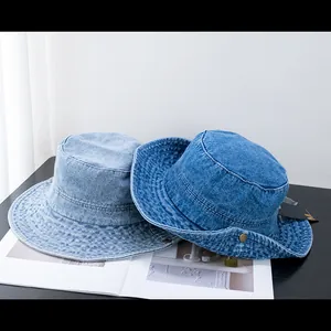 Bobs unisexes en denim délavé bleu avec bord surpiqué et rivets métalliques élégants