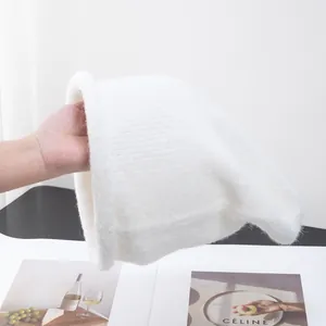 Gros plan sur l'intérieur doux en peluche et la maille épaisse du bonnet en laine d'alpaga