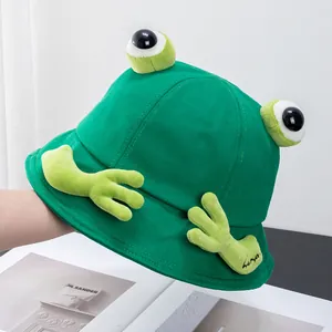 Dettaglio del cappello alla pescatora a rana verde con occhi 3D e ricami fatti a mano