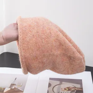Gros plan du bonnet en alpaga rose montrant la texture douce du mohair et le tissu épais