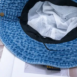 Chapeau de soleil en denim bleu clair avec doublure en mesh et cordon réglable