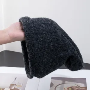 Gros plan sur le bonnet gris épais en laine d'alpaga montrant sa texture extensible d'hiver