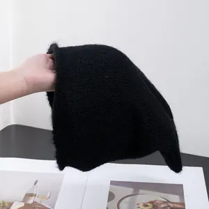 Gros plan du bonnet en laine d'alpaga noir montrant la texture douce et épaisse