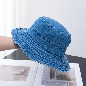 Gros plan détaillé du chapeau bob en denim bleu avec coutures renforcées et boucles