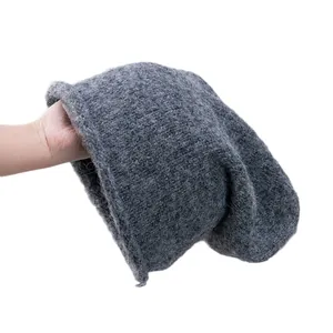 Bonnet en laine d'alpaga gris épais pour femmes avec une texture pelucheuse douce