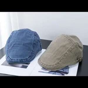 Detail van gewassen denim en katoenen krantenjongenspetten met gesp op tijdschrift