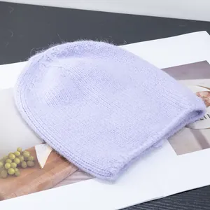 Dettaglio del morbido berretto in maglia lavanda con trama in mohair di alta qualità