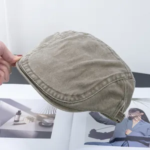 Detail van de gewassen katoenen baret met vintage textuur en metalen gesp