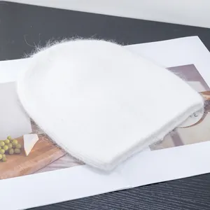 Dettaglio del berretto in maglia di pelliccia bianca con morbida trama in mohair fine