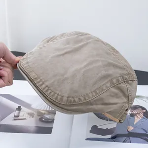 Detail van de kaki gewassen katoenen krantenjongenspet met vintage textuur en stiksels