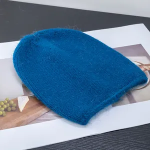 Dettaglio della consistenza pelosa e delle fibre in pelliccia su questo berretto blu Klein