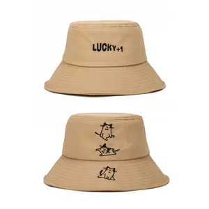 Details von khakifarbenen Fischerhüten mit Lucky-Stickerei und niedlichen Katzenmotiven