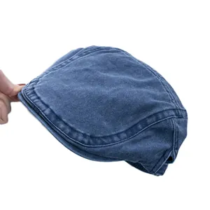 Klassieke donkerblauwe gewassen denim flat cap met vintage stiksels en stevige rand