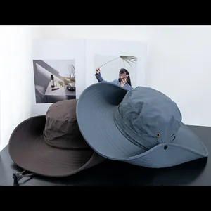 Détail de chapeaux de soleil à large bord avec corde réglable et œillets d'aération