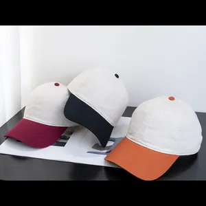 Drei Baumwoll-Baseballkappen mit Farblock-Design in Burgunder Blau und Orange