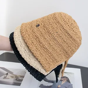 Cappello da Sole in Stile Coreano Intrecciato Traforato da Donna Estivo Traspirante con Spacco Posteriore Cappello a Secchiello con Logo in Metallo