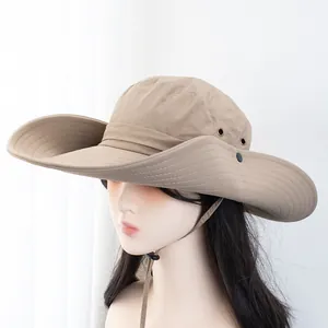Détail du chapeau de randonnée kaki avec large bord, aérations et cordon ajustable
