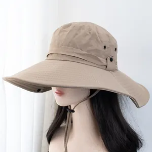 Détail du chapeau soleil kaki avec large bord, œillets d'aération et cordon réglable