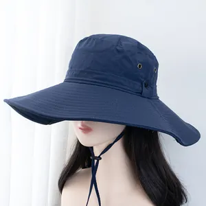 Détail du chapeau de soleil bleu marine à large bord avec évents et jugulaire