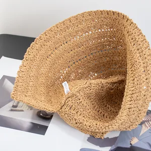 Cappello da sole in paglia kaki intrecciato a mano con tesa a fessura su rivista