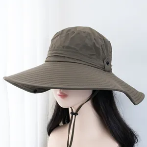 Détail de la corde coupe-vent réglable et du large bord du chapeau de soleil kaki