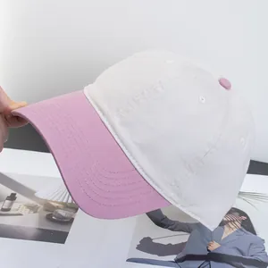 Detailansicht der pink-weißen Baumwoll-Basecap mit verstärktem, genähtem Schirm