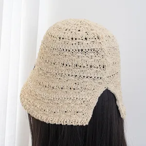 Cappello parasole in maglia beige con spacco posteriore e trama traforata estiva