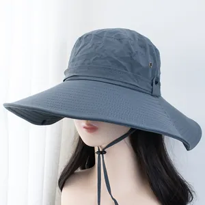 Détail du chapeau de soleil gris foncé avec large bord et mentonnière réglable