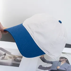 Detailansicht der blau-weißen Baumwoll-Baseballkappe mit feiner Nahtverarbeitung