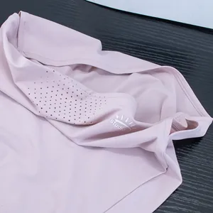 Masque solaire respirant en soie glacée rose clair avec boucles d'oreilles et cache-cou
