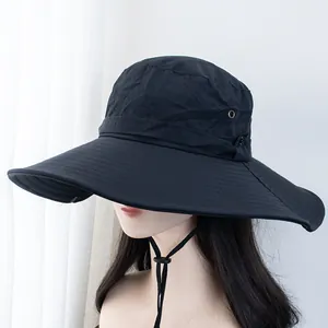 Détail d'un chapeau de randonnée noir à bord large avec œillets et cordon coupe-vent