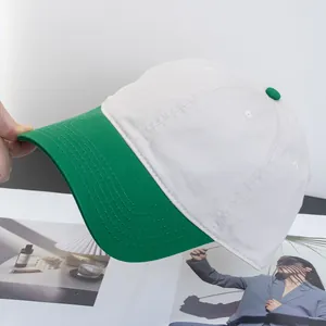 Detail einer zweifarbigen Baumwoll-Baseballkappe mit verstärkten Nähten am Schirm