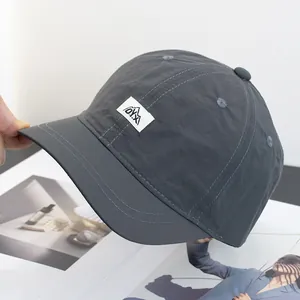 Détail de la casquette séchage rapide gris anthracite avec écusson logo montagne O.Y.X