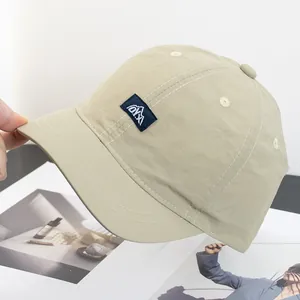 Détail d'une casquette de sport kaki à séchage rapide avec écusson logo montagne