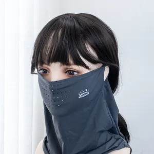 Détail du masque solaire gris foncé en soie glacée avec trous d'aération laser et boucles