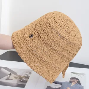 Dettagli della trama intrecciata e fibbia in metallo su un cappello da sole kaki
