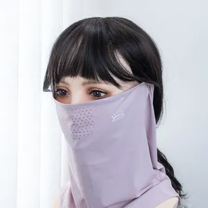 Gros plan sur le masque solaire en soie glacée lavande avec trous d'aération laser